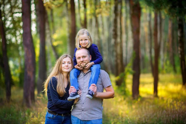 Glückliche Familienspaziergänge Abendpark Der Vater Pflanzte Eine Tochter Auf Seine — Stockfoto