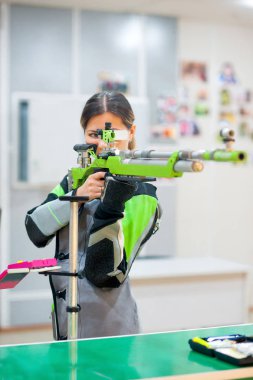 Kız alan yarışmalarda nişan konsantreleri