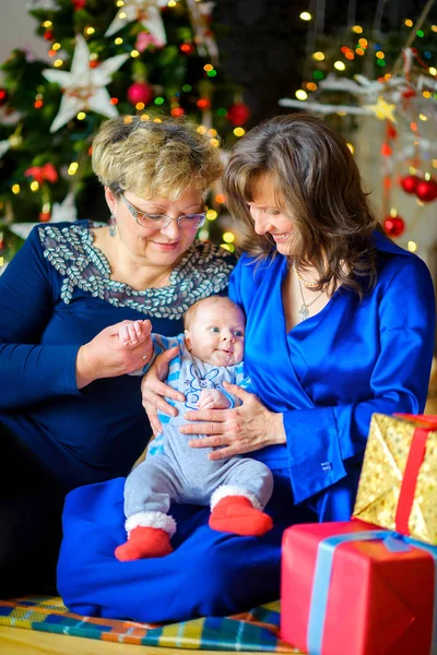 Δύο Ευτυχισμένες Γιαγιάδες Κάθονται Στο Πάτωμα Κοντά Στο Εορταστικό Χριστουγεννιάτικο — Φωτογραφία Αρχείου