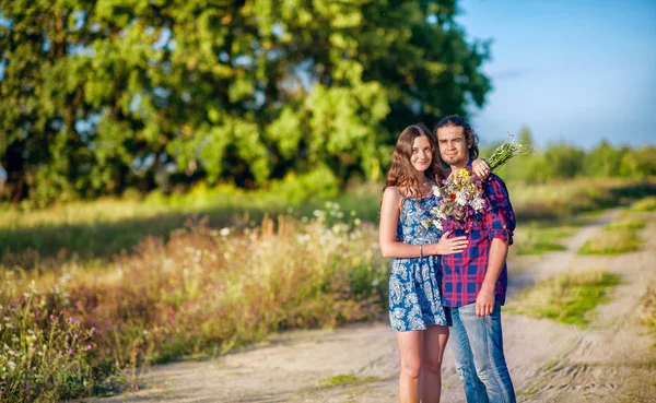 Jonge Gelukkige Paar Wandelen Het Veld Het Meisje Handen Met — Stockfoto