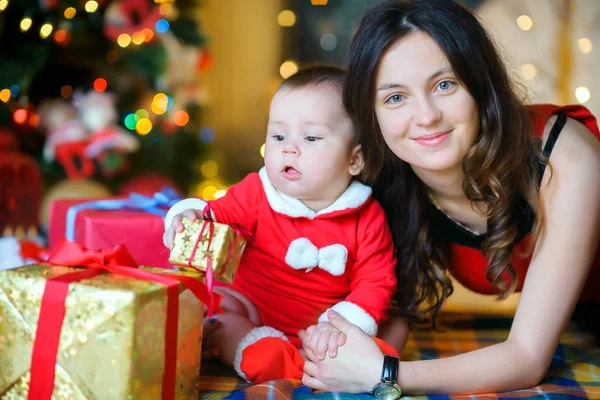 Lycklig Mamma Med Liten Baby Ligg Golvet Bredvid Öppna Presenter — Stockfoto