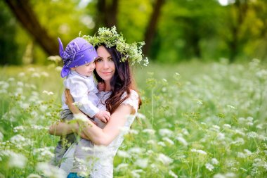 Mutlu anne ve küçük oğlu