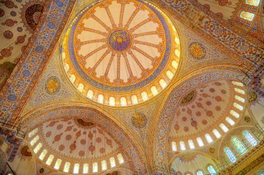Istanbul'da Sultanahmet Camii, kubbe içinde pencere eşiği ile güneş ışığı çok nüfuz
