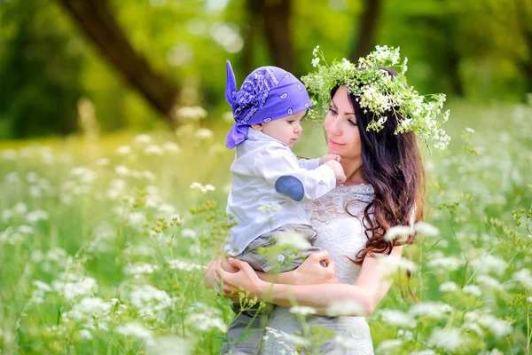 Gelukkig moeder met haar jong zoon — Stockfoto