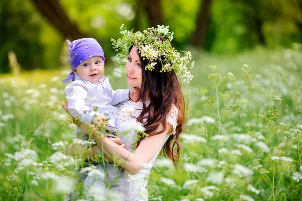 Boldog anya a kisfiával — Stock Fotó