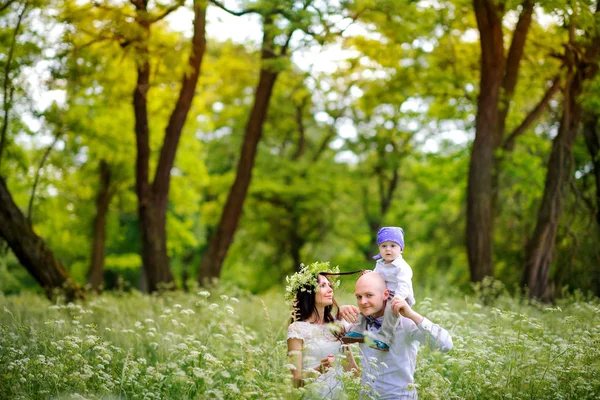 Familia Feliz Camina Parque Noche Todo Mundo Sonríe Juntos —  Fotos de Stock