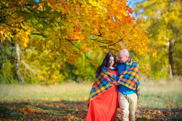 Szczęśliwa Para Piękny Jesienny Park Zachodzie Słońca — Zdjęcie stockowe