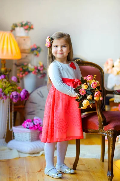 Hermosa Niña Posando Interior Del Estudio — Foto de Stock