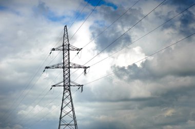 Arka planda gökyüzü çatık elektrik yüksek gerilim hattı