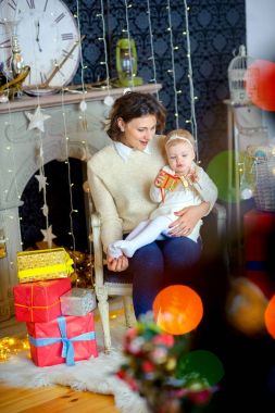 küçük kızıyla birlikte mutlu anne