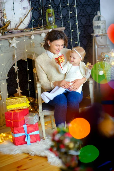 Happy mother with her little daughter — Stock Photo, Image