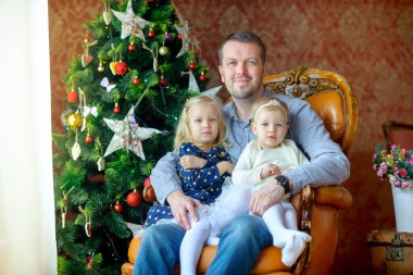 Baba ile iki küçük kızı