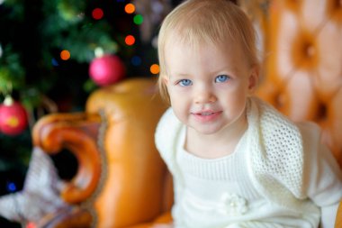 sürpriz ile mutlu küçük kız kamerada arka plan şenlikli Noel ağacı bakar