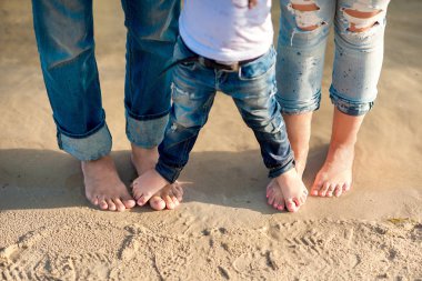 kız babası ayaklarına yalınayak duruyor