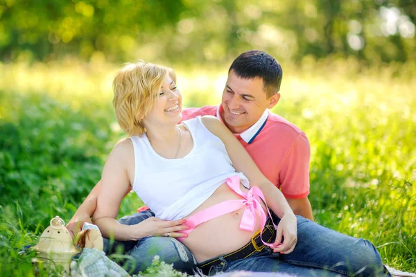 Marido Com Sua Esposa Grávida Parque Noite Sente Abraço Grama — Fotografia de Stock