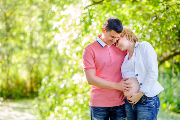 Marido Com Sua Esposa Grávida Passeia Parque Noite Gentilmente Abraçar — Fotografia de Stock