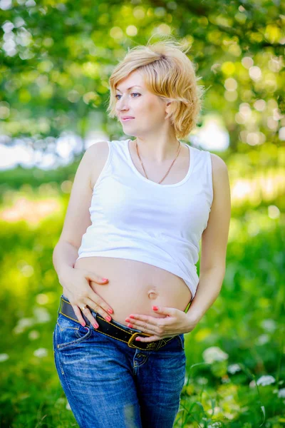 공원에서 산책에 임신한 — 스톡 사진