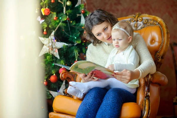 Mum reads fairy tales to a small daughte — Stock Photo, Image