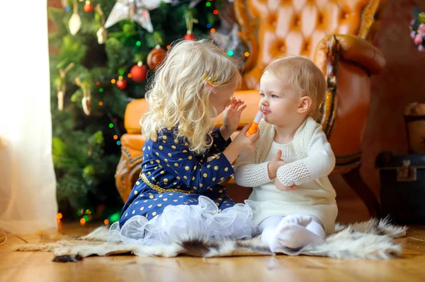 Two Little Girls Play Lipstick Sitting Floor Background Festive Christmas — Stock Photo, Image