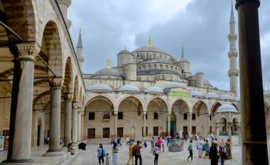 Türkiye, Istanbul, 2017 - Istanbul'da Sultanahmet Camii iç kubbe Panoraması