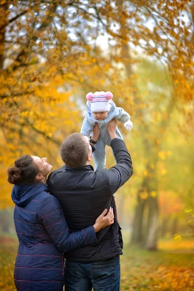 Mutlu aile güzel bir sonbahar parkta yürüyor — Stok fotoğraf
