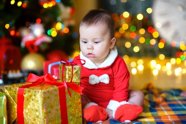 Niño Feliz Traje Santa Claus Encuentra Suelo Junto Los Regalos — Foto de Stock