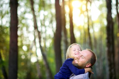 gün batımı, tutar ve hugs parkta baba onun sevgili kızı ile yürüyor