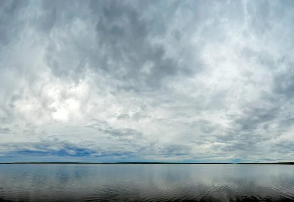 Nuages Pluie Sur Lac Calme Serein — Photo