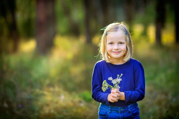 Menina Feliz Com Buquê Flores Noite Par — Fotografia de Stock