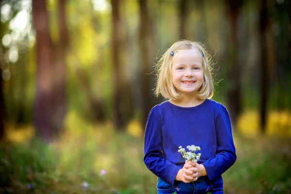 Glückliches Mädchen Mit Einem Blumenstrauß Abend Par — Stockfoto