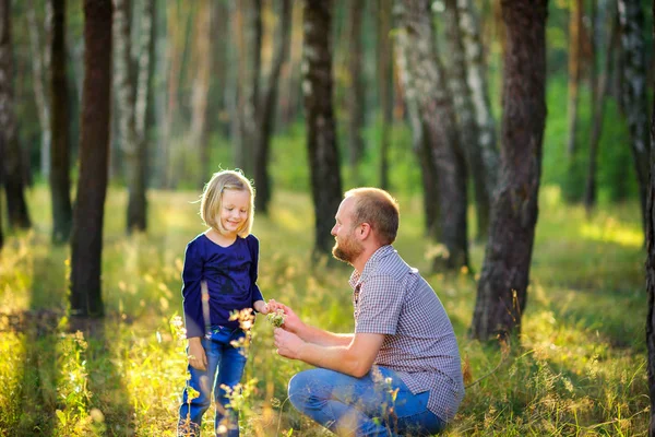 Papá Camina Parque Con Amada Hija Atardecer Toma Mano Ramo — Foto de Stock