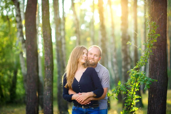 Dois Amantes Caminham Parque Pôr Sol Ternamente Sonham — Fotografia de Stock