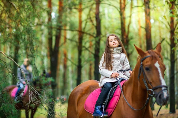 Chica paseos en su caballo — Foto de Stock