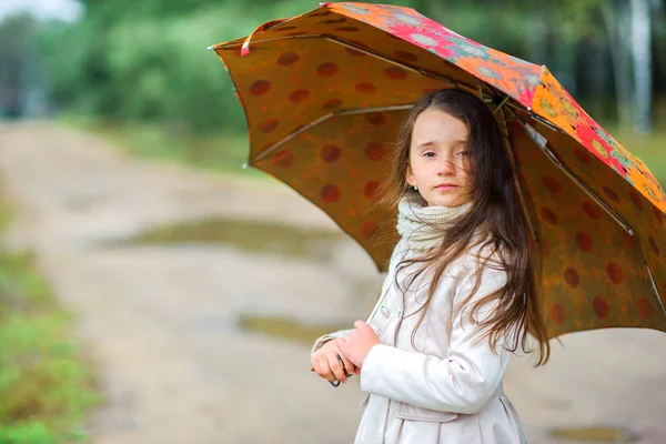 Meisje loopt onder een paraplu — Stockfoto