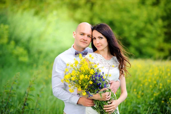 Twee geliefden hebben een rust buitenshuis — Stockfoto