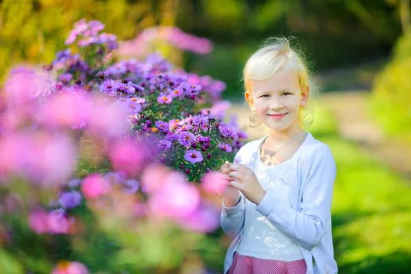 Gyönyörű Lány Sétál Parkban Este Vizsgálja Meg Nyíló Virágok — Stock Fotó