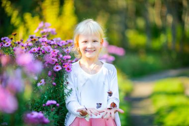 güzel kız akşam parkta yürüyor, kelebekler elinden bir sürü sağlar