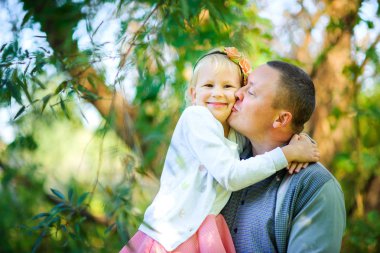 Baba onun sevgili kızı açık havada, sarılmalar ve kisse ile