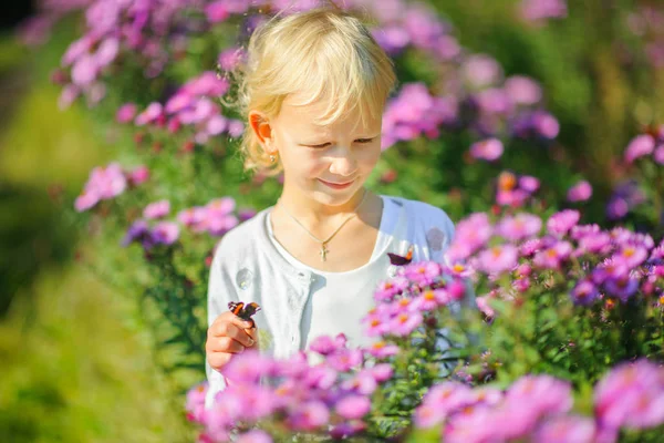 Mooi Meisje Speelt Met Vlinders Avond Par — Stockfoto