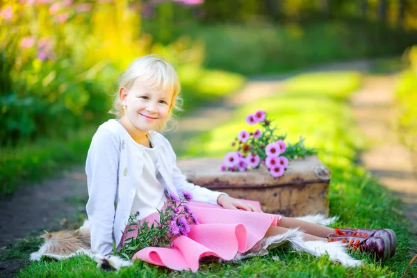 Piękna Wesoła Dziewczyna Siedzi Trawie Bukietem Kwiatów Smilin — Zdjęcie stockowe