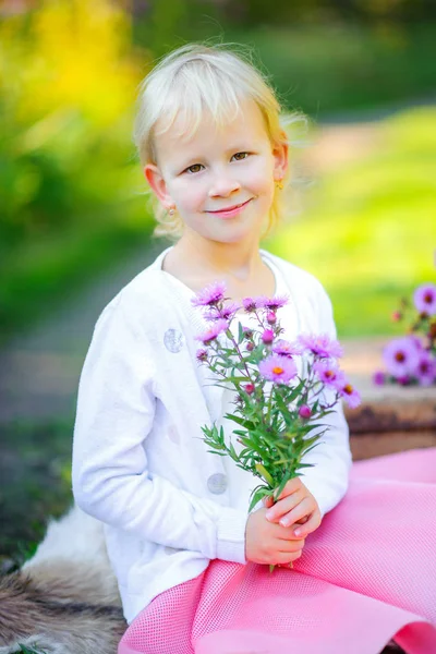 Πανέμορφο Χαρούμενο Κορίτσι Ένα Μπουκέτο Από Λουλούδια Βράδυ Par — Φωτογραφία Αρχείου