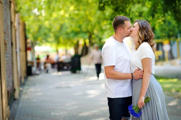 Jonge Gelukkige Paar Wandelen Stad Knuffelen Zoenen — Stockfoto