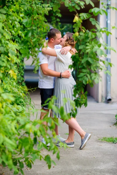 Unga Lyckliga Par Promenader Staden Kramar Och Kyssar — Stockfoto