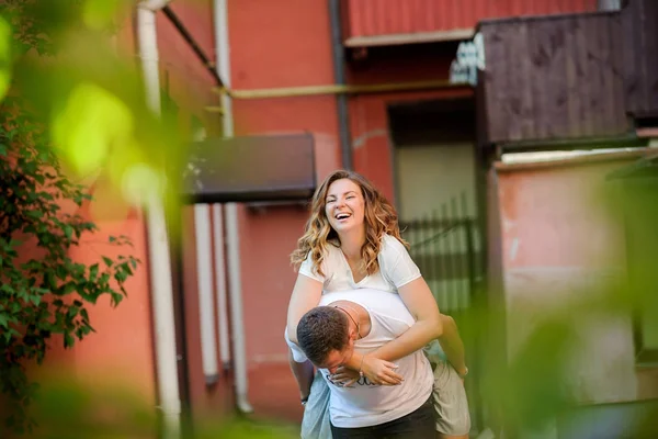 Jonge Gelukkige Paar Wandelen Stad Plezier Lachen — Stockfoto