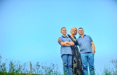 aile hayalleri ve mavi gökyüzü adam karşı mesafe içine görünüyor