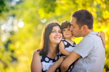 mutlu aile akşam park üzerine