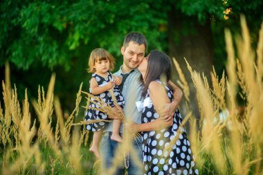 mutlu aile akşam park üzerine