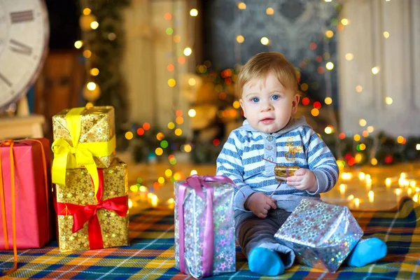 Barnet Sitter Golvet Bredvid Paddlarna Bakgrunden Festlig Ljus — Stockfoto