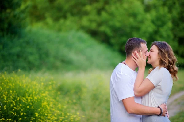 Gelukkige Jonge Paar Wandelen Prachtig Park Knuffelen Zoenen — Stockfoto