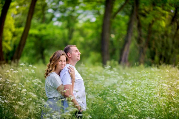 Gelukkige Jonge Paar Wandelen Het Park Van Avond Zacht Knuffelen — Stockfoto